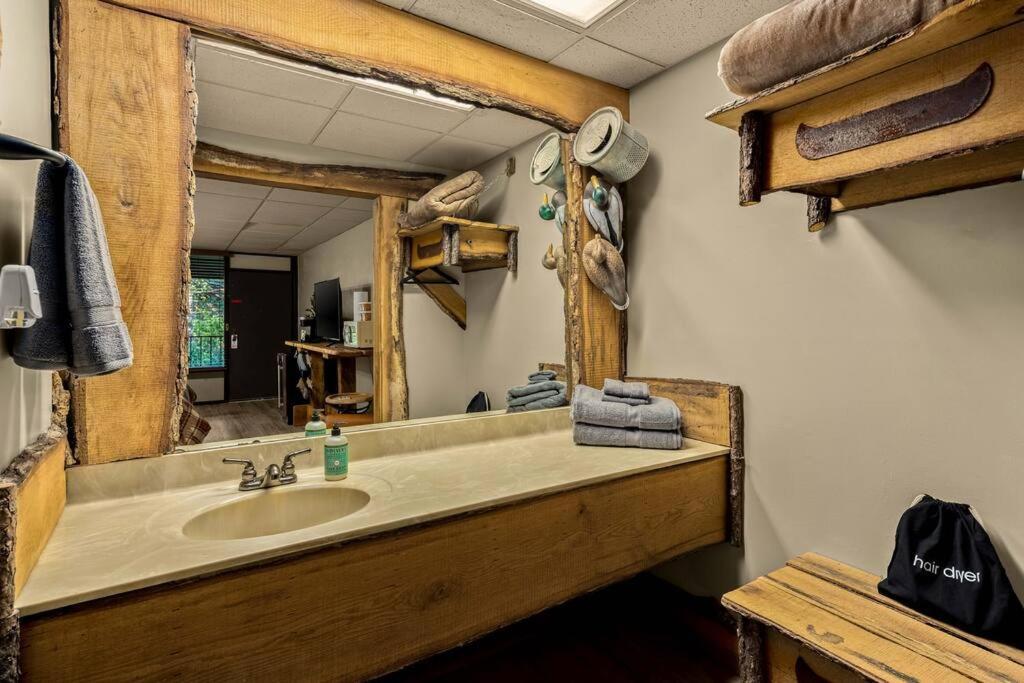 Stonegate Lodge King Bed Wifi 50 In Roku Tv Salt Water Pool Room # 101 Юрека Спрингс Екстериор снимка
