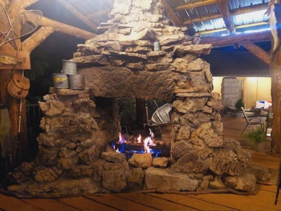 Stonegate Lodge King Bed Wifi 50 In Roku Tv Salt Water Pool Room # 101 Юрека Спрингс Екстериор снимка