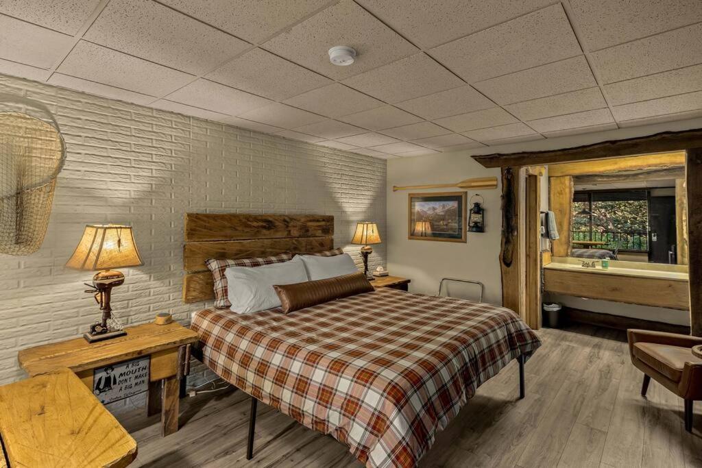 Stonegate Lodge King Bed Wifi 50 In Roku Tv Salt Water Pool Room # 101 Юрека Спрингс Екстериор снимка